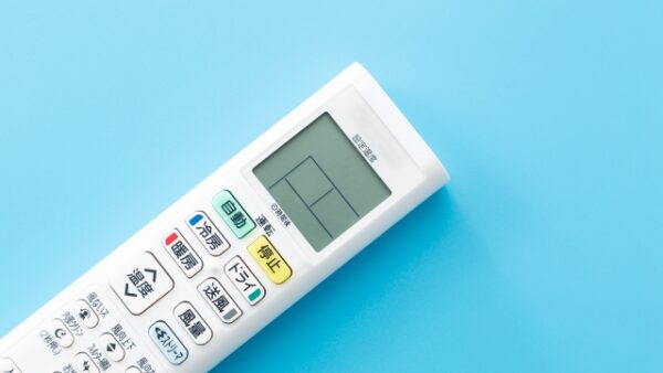 冷房の効いた部屋が抜け毛を増やす！？夏の乾燥対策と発毛ケア