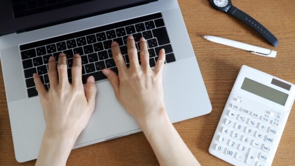 仕事中の「ながら頭皮ケア」7選｜忙しい人向け発毛習慣
